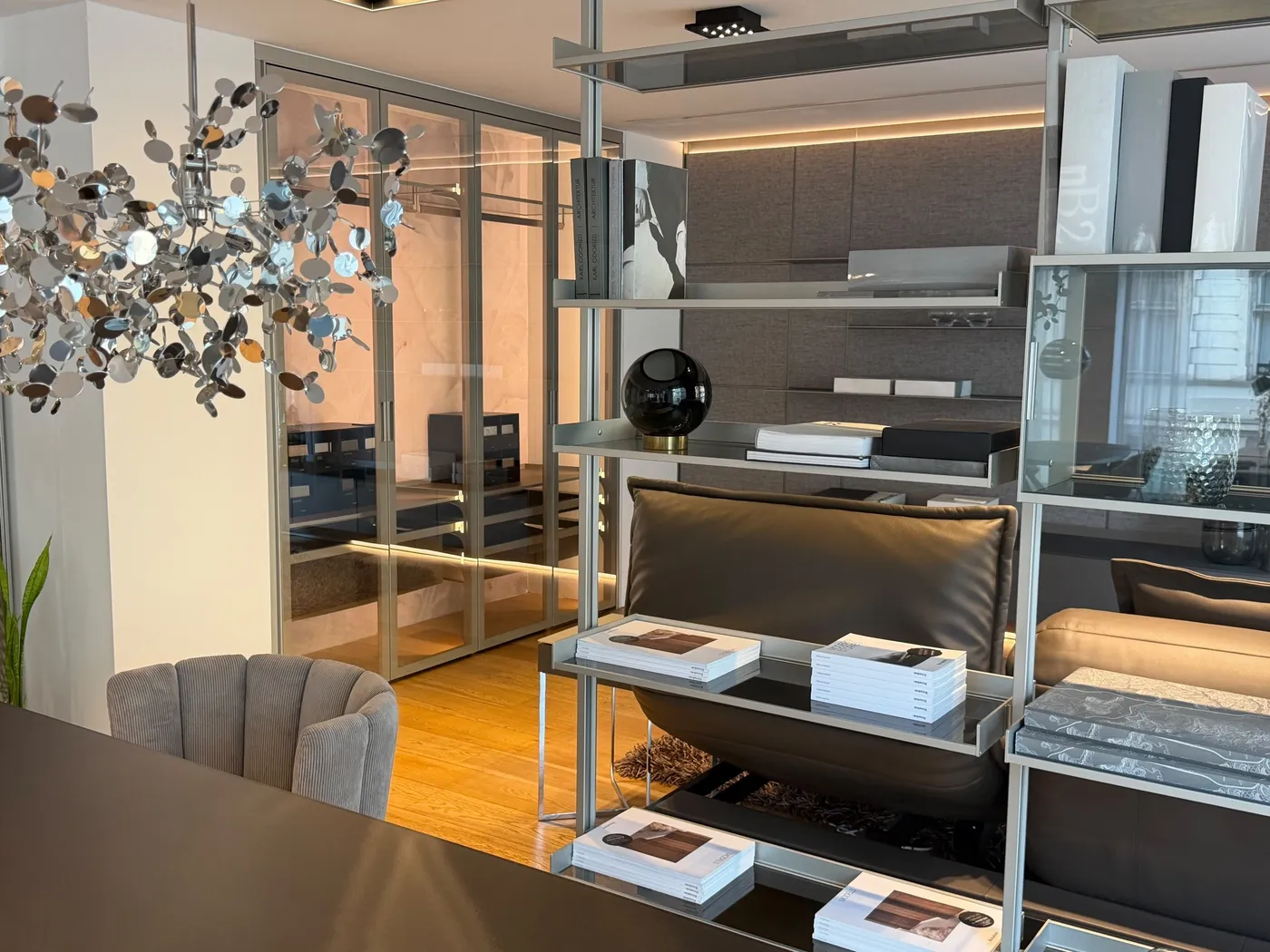 Schrank mit Glastüren und Regalsystem aus Aluminium und Glas